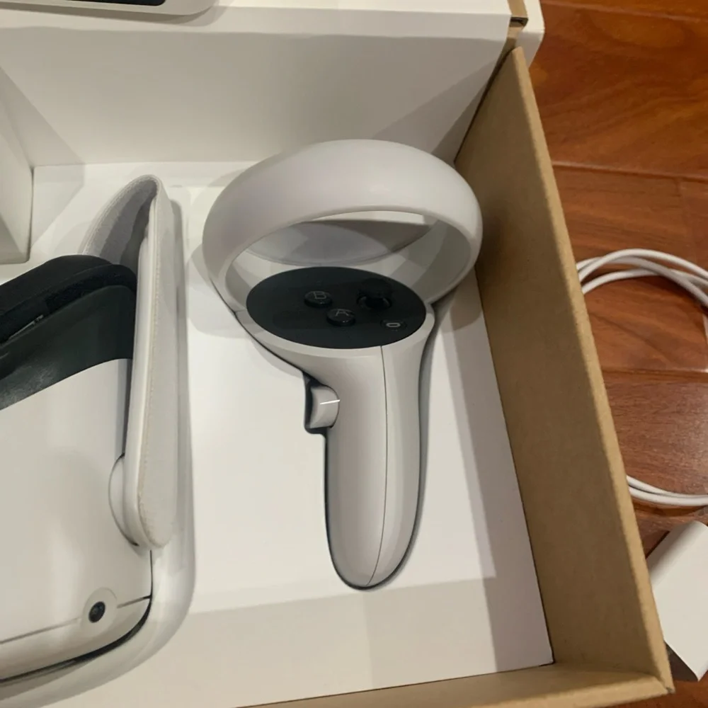 Meta Quest 2 256GB Good Condition Fully Sanitized, Brand New Face Cover + Extras